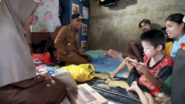 Camat Tamalanrea Berikan Bantuan Kepada Anak yang Diduga Lumpah Layu