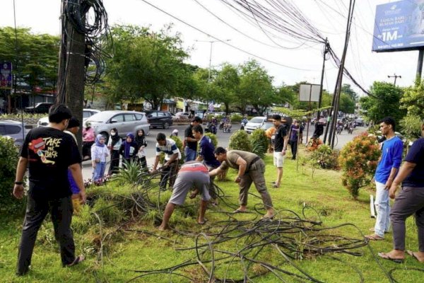 Camat Tamalanrea Laksanakan Sabtu Bersih Serta Penanaman Tanaman Hias