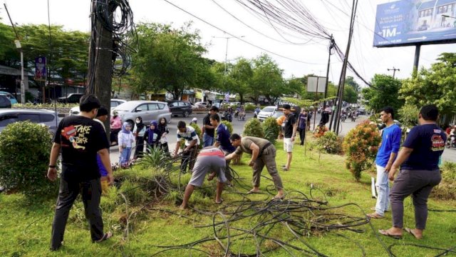 Camat Tamalanrea Laksanakan Sabtu Bersih Serta Penanaman Tanaman Hias