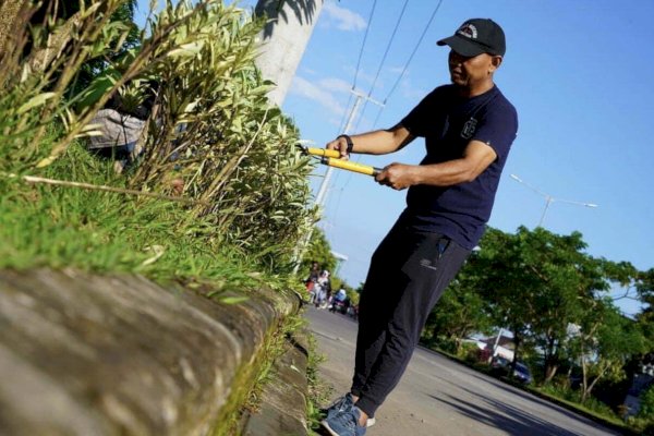 Camat Tamalanrea Laksanakan Kerja Bakti di Taman Segitiga Tallasa City