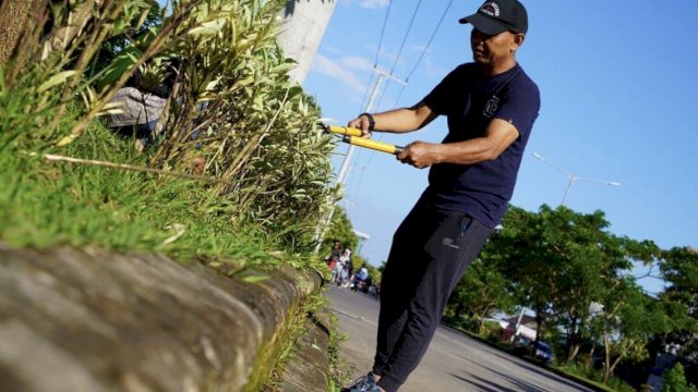 Camat Tamalanrea Laksanakan Kerja Bakti di Taman Segitiga Tallasa City