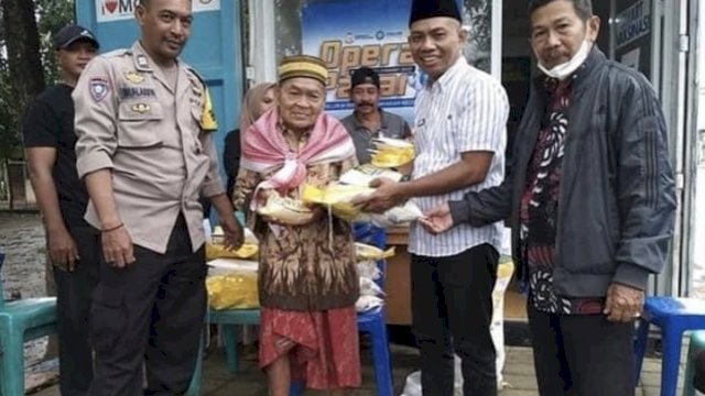 Camat Tamalanrea Pantau Oprasi Pasar di Posko Kontainer Makassar Recover Kelurahan Bira