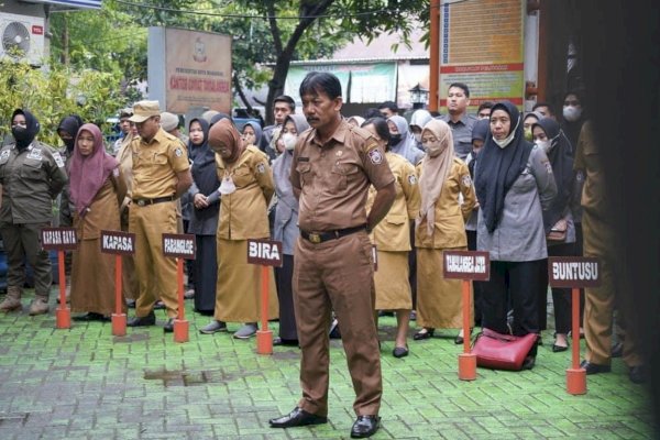 Bertindak Sebagai Pemimpin Apel, Lurah Buntusu Sampaikan Soal Kedisiplinan dan Kebersihan