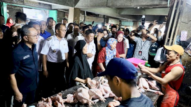 Mendag Zulkifli-Wali Kota Danny Pantau Harga Pangan di Pasar Terong, Mendag: Terlalu Murah