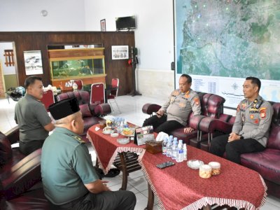 TNI-Polri Eratkan Sinergitas dan Jaga Kamtibmas dengan Salat Dzuhur Berjamaah