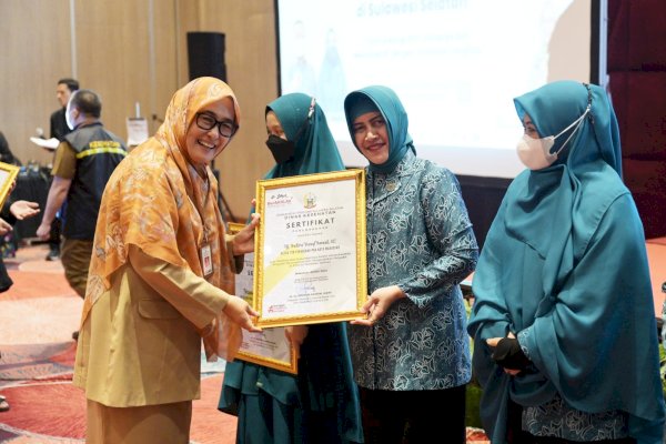 Berdedikasi Sukseskan Pencegahan dan Pengendalian Penyakit, Indira Yusuf Ismail Diganjar Penghargaan