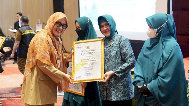 Berdedikasi Sukseskan Pencegahan dan Pengendalian Penyakit, Indira Yusuf Ismail Diganjar Penghargaan