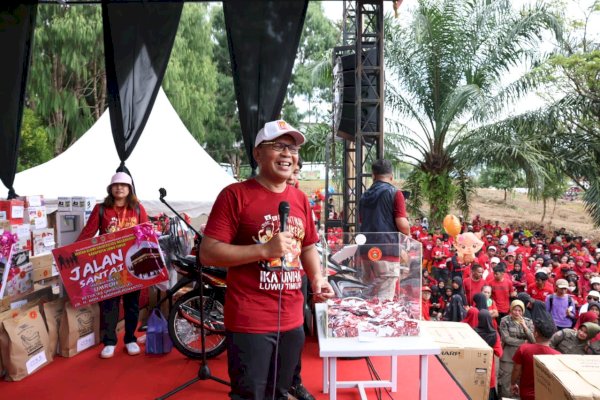 Kompak, Danny Pomanto-Bupati Budiman Jalan Santai Bareng Masyarakat Lutim