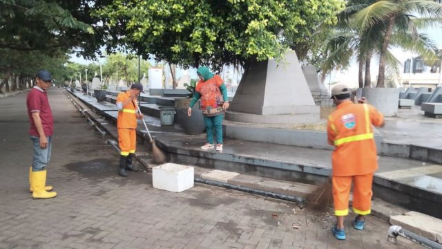 Persiapan Pembukaan MNEK 2023, Satga Kebersihan Kecamatan Makassar Bersihkan Anjungan City of Makassar