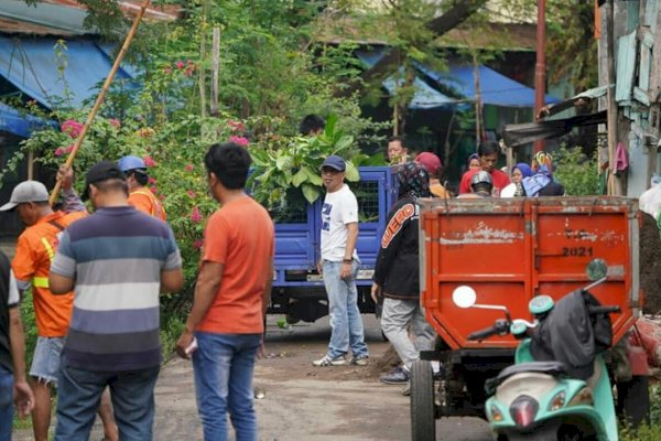 Satgas Kebersihan Kecamatan Makassar dan Warga Kompak Gelar Bersih-bersih di Kanal Barabaraya