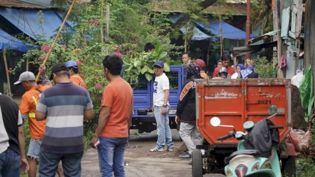 Satgas Kebersihan Kecamatan Makassar dan Warga Kompak Gelar Bersih-bersih di Kanal Barabaraya