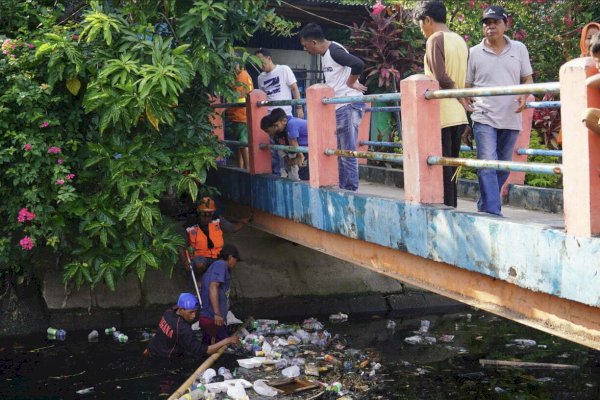 Lewat Program BEKAL, Kanal di Kecamatan Makassar Rutin di Bersihkan