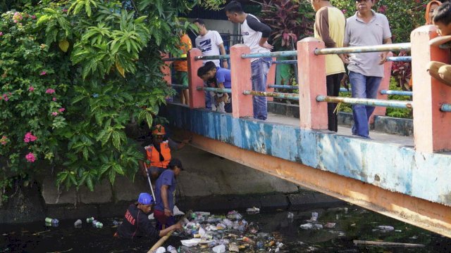 Lewat Program BEKAL, Kanal di Kecamatan Makassar Rutin di Bersihkan