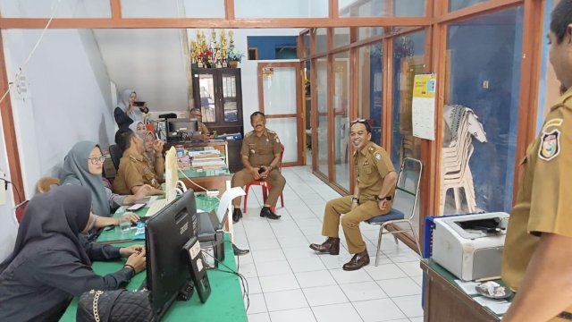 Pasca Libur Panjang, Plt Camat Makassar Kunjungi Kantor Kelurahan Pastikan Pelayanan Berjalan Dengan Baik