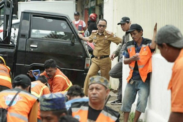 Respon Laporan Warga, Plt Camat Makassar Langsung Turun Bersihkan Sedimen Drainase