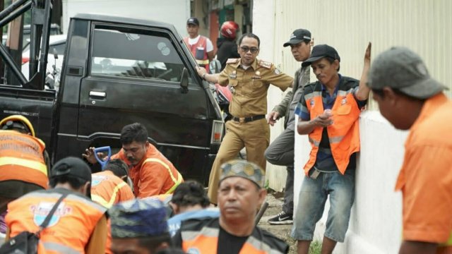 Respon Laporan Warga, Plt Camat Makassar Langsung Turun Bersihkan Sedimen Drainase