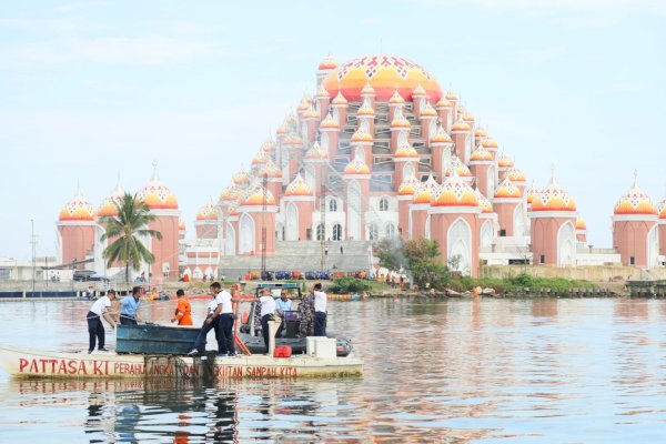 Bersih-Bersih Pantai Jelang MNEK, Danny Pomanto Naik Speedboat Sisir Laut Losari