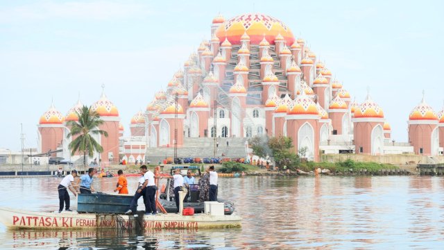 Bersih-Bersih Pantai Jelang MNEK, Danny Pomanto Naik Speedboat Sisir Laut Losari