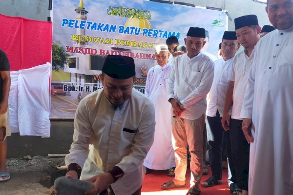 Kabag Kesra dan Camat Tamalanrea Awali Peletakan Batu Pembangunan Masjid Baiturahman