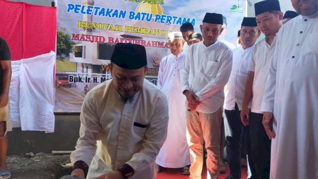 Kabag Kesra dan Camat Tamalanrea Awali Peletakan Batu Pembangunan Masjid Baiturahman