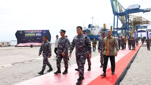 Tinjau Lokasi Opening Ceremony MNEK 2023, KASAL Laksamana TNI Muhammad Ali Ajak Danny Pomanto Jajal KRI Bung Karno-369