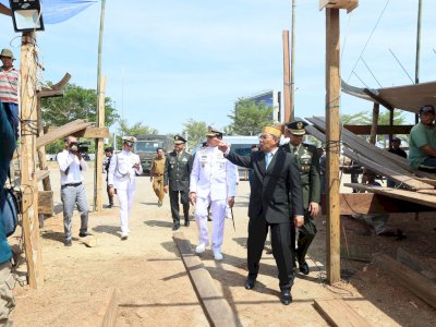 Panglima TNI Terkesima dengan Program Pembangunan Kapal Pinisi Danny Pomanto di Makassar