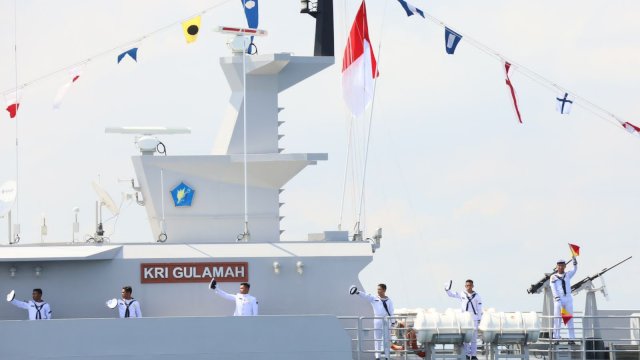 Walikota Danny Dampingi Panglima TNI Sapa Armada Perang Kapal Asing