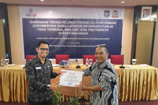 PPID DPU Makassar Terima Penghargaan Sebagai Peserta Terbaik Bimtek