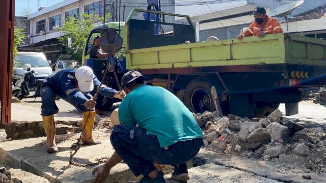 Dinas PU Makassar Respon Cepat Aduan Warga Terkait Jalan Rusak