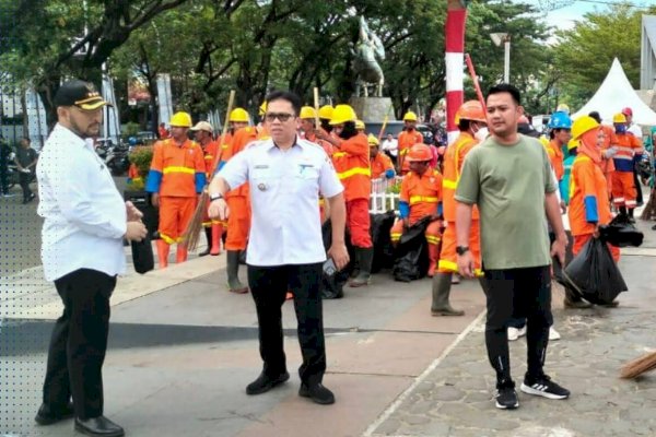 Dukung Pelaksanaan MNEK, Camat Panakkukang Pimpin Satgas Pembersihan Anjungan Pantai Losari