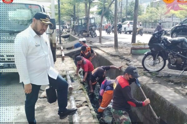 Camat Panakkukang Turunkan Satgas Kebersihan Bersihkan Drainase di Jalan Pengayoman