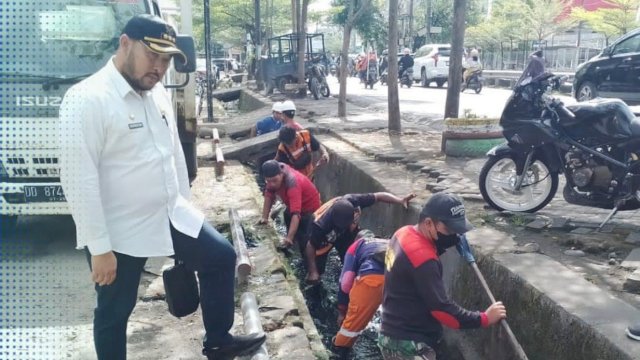 Camat Panakkukang Turunkan Satgas Kebersihan Bersihkan Drainase di Jalan Pengayoman