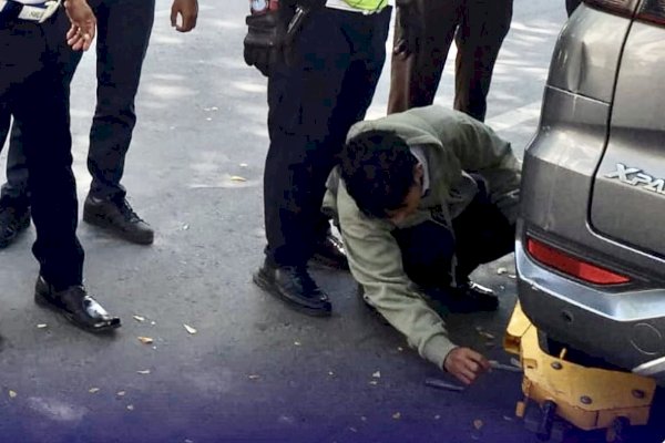 Dishub Makassar Gembok Kendaraan Yang Parkir di Sepanjang Jalan AP. Pettarani dan Jalan Ratulangi