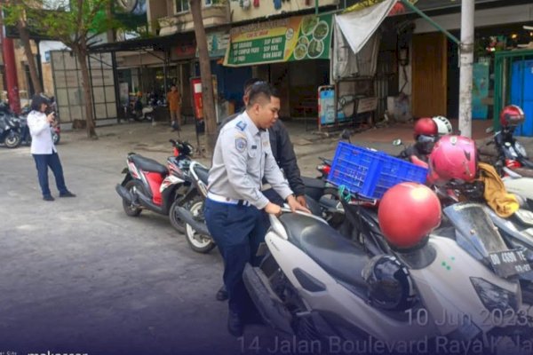 Dishub Makassar Beri Teguran Bagi Kendaraan Yang Parkir Dibahu Jalan