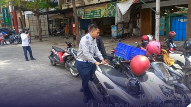 Dishub Makassar Beri Teguran Bagi Kendaraan Yang Parkir Dibahu Jalan