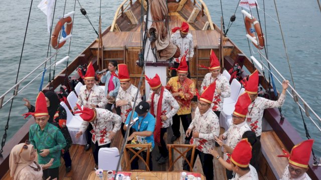 Danny Pomanto Jamu Wali Kota se-Indonesia di Atas Kapal Phinisi