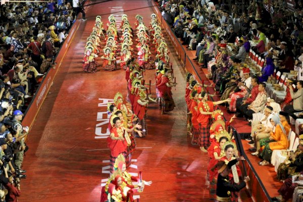 Ratusan Siswa SMP Kenalkan Ikon dan Budaya Makassar di Ajang Karnaval Budaya 56 Kota di Pantai Losari