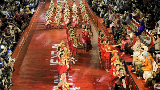 Ratusan Siswa SMP Kenalkan Ikon dan Budaya Makassar di Ajang Karnaval Budaya 56 Kota di Pantai Losari