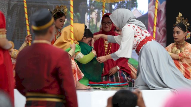 Tujuh Istri Wali Kota Ikuti Tradisi Mappasiori Waju di Ladies Program Apeksi XVI Tahun 2023