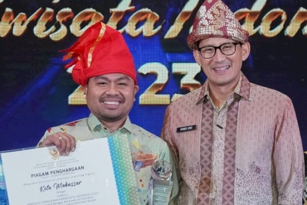 Menparekraf Sandiaga Uno Beri Penghargaan Dispar Makassar