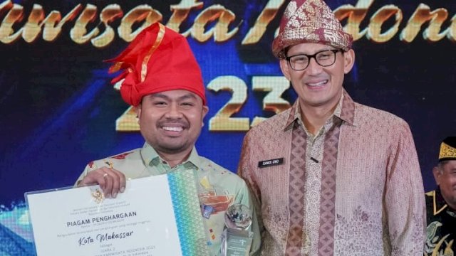 Menparekraf Sandiaga Uno Beri Penghargaan Dispar Makassar