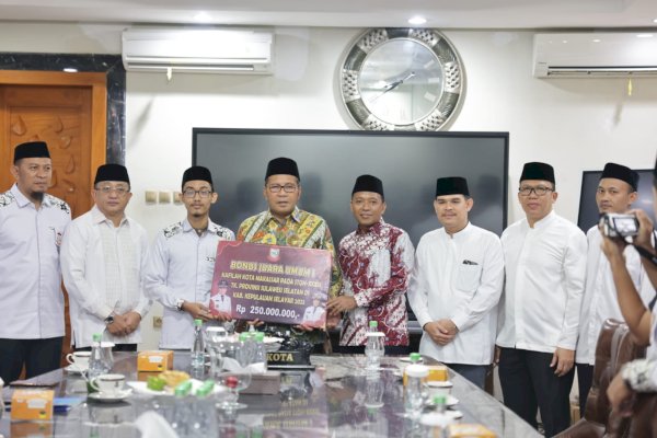 Danny Pomanto Serahkan Bonus Rp145 Juta Kepada Kafilah Makassar Pemenang Kompetisi Tilawatil Qur’an dan Hadits