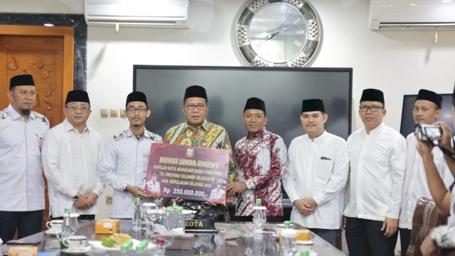 Danny Pomanto Serahkan Bonus Rp145 Juta Kepada Kafilah Makassar Pemenang Kompetisi Tilawatil Qur’an dan Hadits