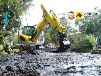 Gunakan Alat Berat, Dinas PU Makassar Beraksi Bersihkan Kanal Buloa