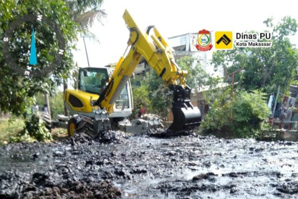 Gunakan Alat Berat, Dinas PU Makassar Beraksi Bersihkan Kanal Buloa