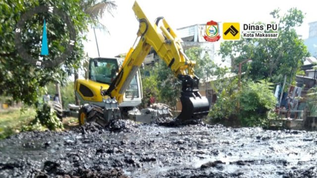 Gunakan Alat Berat, Dinas PU Makassar Beraksi Bersihkan Kanal Buloa