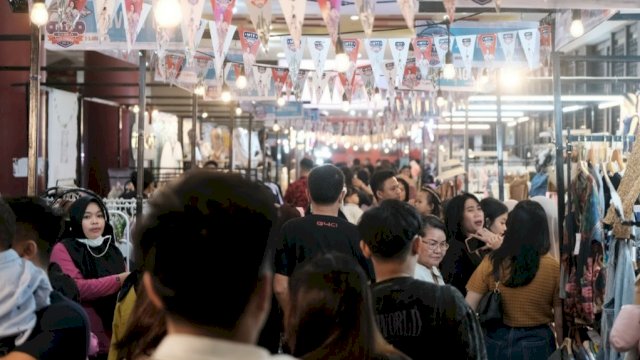 Pengunjung MTF Market memadati area kuliner di event lalu.