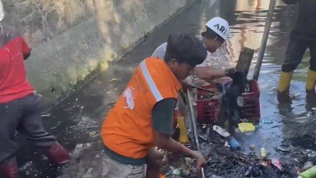 Satgas Panakkukang Lakukan Pembersihan Drainase di Jalan Seruni