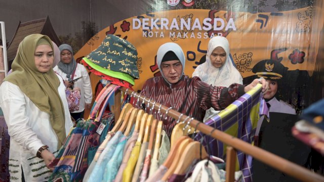 Hadiri Expo Dekranasda Sulsel di Wajo, Indira Yusuf Ismail Sambangi Booth Dekranasda Makassar