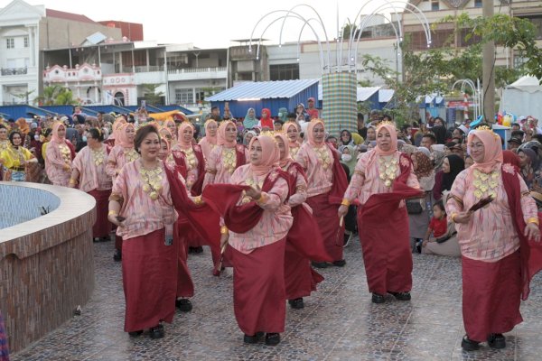 Dekranasda Makassar Pamerkan Lipa ‘Sabbe Hingga Branding Makassar Kota Makan Enak di Karnaval Expo Dekranasda Sulsel 2023